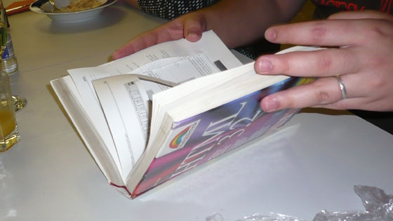 2008-10-01_notbuch1 Das Not-Book. Ein Gegenentwurf zum EeePC, der bekanntlich ohne Festplatte auskommt.