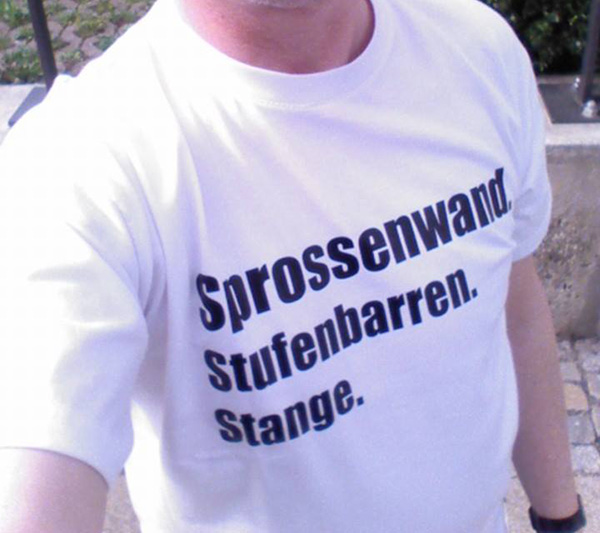 T-Shirt Sprossenwand. Stufenbarren. Stange