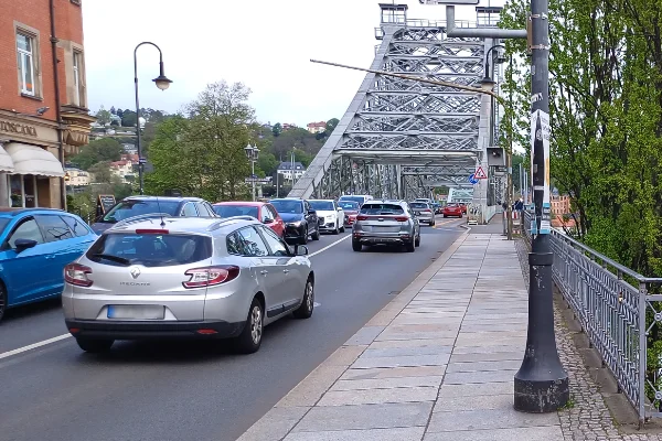 Blaues Wunder – wäre ein Fußweg nur für Radfahrer, einer für Fußgänger die Lösung?